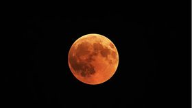 Eclispă totală de Lună în martie 2025. Când va putea fi observată pe cer „Luna Sângerie”?
